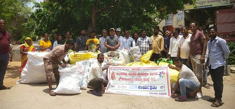 ಗಂಗಾವತಿ ತಾಲ್ಲೂಕಿನ ಚಿಕ್ಕರಾಂಪುರ ಸಮೀಪದ ಅಂಜ ನಾದ್ರಿ ಬೆಟ್ಟದಲ್ಲಿ ಗುರುವಾರ ಅಂಜನಾದ್ರಿ ಪರಿಸರ ಕೃಷಿ ಶಿಕ್ಷ ಣ ಹಾಗೂ ಕೌಶಲಾಭಿವೃದ್ಧಿ ಸೇವಾ ಸಂಸ್ಥೆಯಿಂದ ಸ್ವಚ್ಛತಾ ಕಾರ್ಯಗಾರ ಜರುಗಿತು.