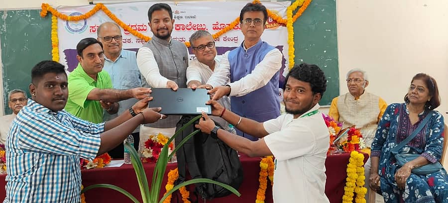 ಹೊಸಕೋಟೆ ಸರ್ಕಾರಿ ಪ್ರಥಮ ದರ್ಜೆ ಕಾಲೇಜಿನಲ್ಲಿ ಉನ್ನತ ವ್ಯಾಸಂಗ ಮಾಡುತ್ತಿರುವ ವಿದ್ಯಾರ್ಥಿಗಳಿಗೆ ಲ್ಯಾಪ್ಟಾಪ್ ವಿತರಣೆ ಮಾಡಲಾಯಿತು