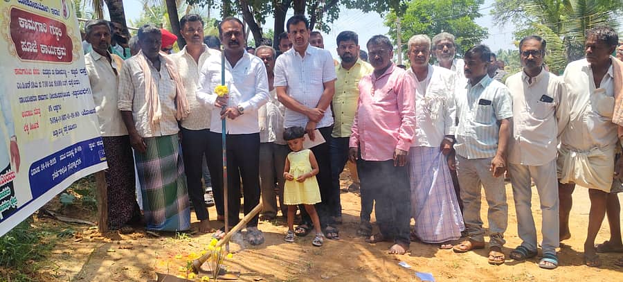 ಮದ್ದೂರು ತಾಲ್ಲೂಕಿನ ಕಬ್ಬಾರೆ ಗ್ರಾಮದಲ್ಲಿ ₹95 ಲಕ್ಷ ವೆಚ್ಚದ ರಸ್ತೆ ಅಭಿವೃದ್ಧಿ ಕಾಮಗಾರಿಗೆ ಶಾಸಕ ಕೆ.ಎಂ. ಉದಯ್ ಗುರುವಾರ ಚಾಲನೆ ನೀಡಿದರು. ಬ್ಲಾಕ್ ಕಾಂಗ್ರೆಸ್ ತಾಲ್ಲೂಕು ಅಧ್ಯಕ್ಷ ಚೆಲುವರಾಜು, ಗ್ರಾಮ ಪಂಚಾಯಿತಿ ಸದಸ್ಯರಾದ ಕಬ್ಬಾರೆ ರಾಘವೇಂದ್ರ, ಚೆಲುವರಾಜು, ಶೈಲಜಾ, ಬೀರೇಶ್, ಹಳ್ಳಿಕೆರೆ ಸುರೇಶ್, ಶ್ರೀನಿವಾಸ್, ಪ್ರಭಾಕರ್ ಹಾಜರಿದ್ದರು