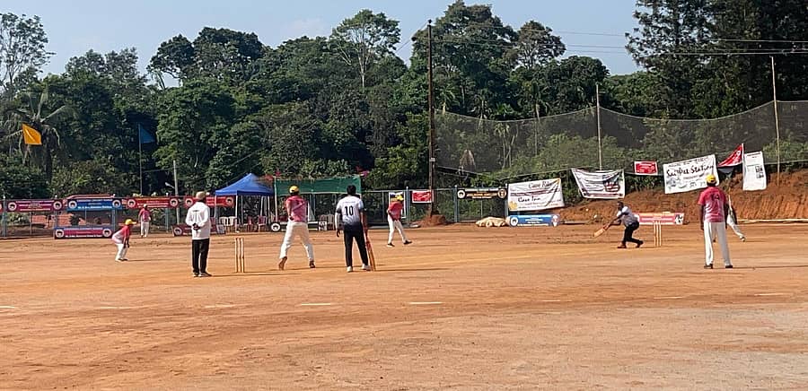 ಗೋಣಿಕೊಪ್ಪಲು ಬಳಿಯ ತೆರಾಲುವಿನಲ್ಲಿ ಕರುವನ್ನು ಕೊಂದು ಹಾಕಿರುವ ಸ್ಥಳ ಪರಿಶೀಲಿಸಿದ ಸಂಕೇತ್ ಪೂವಯ್ಯ ಹಾಗೂ ಅರಣ್ಯ ಇಲಾಖೆಯ ಸಿಬ್ಬಂದಿಗಳು