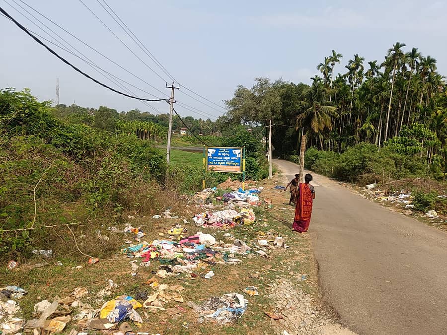 ಸಾಗರದ ಕಂಬಳಿಕೊಪ್ಪ ಕೆರೆಯ ಏರಿಯ ಮೇಲೆ ಕಸ ಹಾಕಬಾರದು ಎಂಬ ಫಲಕದ ಎದುರೇ ಕಸದ ರಾಶಿ ಸುರಿಯಲಾಗಿದೆ