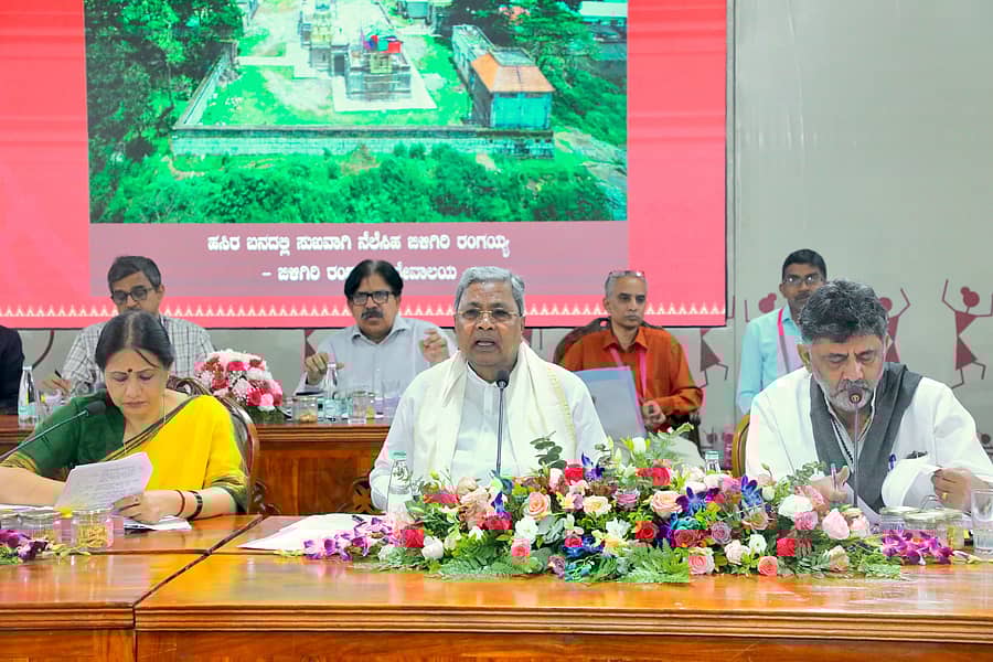 ಮಹದೇಶ್ವರ ಬೆಟ್ಟದಲ್ಲಿ ಗುರುವಾರ ನಡೆದ ಸಚಿವ ಸಂಪುಟ ಸಭೆಯಲ್ಲಿ ಮುಖ್ಯಮಂತ್ರಿ ಸಿದ್ದರಾಮಯ್ಯ ಮಾತನಾಡಿದರು. ಸರ್ಕಾರದ ಮುಖ್ಯ ಕಾರ್ಯದರ್ಶಿ ಶಾಲಿನಿ ರಜನೀಶ್ ಹಾಗೂ ಡಿಸಿಎಂ ಡಿ.ಕೆ.ಶಿವಕುಮಾರ್ ಪಾಲ್ಗೊಂಡಿದ್ದರು