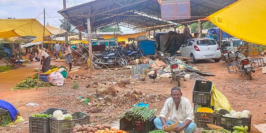 ಆನವಟ್ಟಿ ಸಂತೆ ಮಾರುಕಟ್ಟೆಯಲ್ಲಿ ಎಪಿಎಂಸಿಯಿಂದ ನಿರ್ಮಿಸಿರುವ ತಗಡಿನ ಶೆಡ್‌ ಬಳಕೆಗೆ ಸಿಗದೇ, ವ್ಯಾಪಾರಿಗಳು ಬಯಲಿನಲ್ಲೇ ವ್ಯಾಪಾರ ಮಾಡುತ್ತಿರುವುದು
