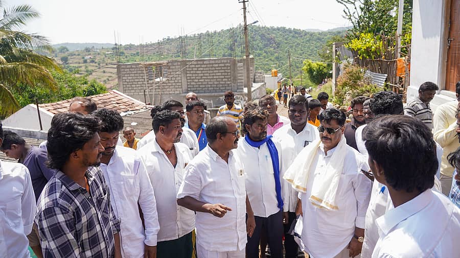 ಸಚಿವ ಮಹದೇವ‍ಪ್ಪ ಜನತಾ ಕಾಲೊನಿಗೆ ಭೇಟಿ ನೀಡಿ ಅಲ್ಲಿನ ಜನರ ಅಹವಾಲು ಆಲಿಸಿದರು