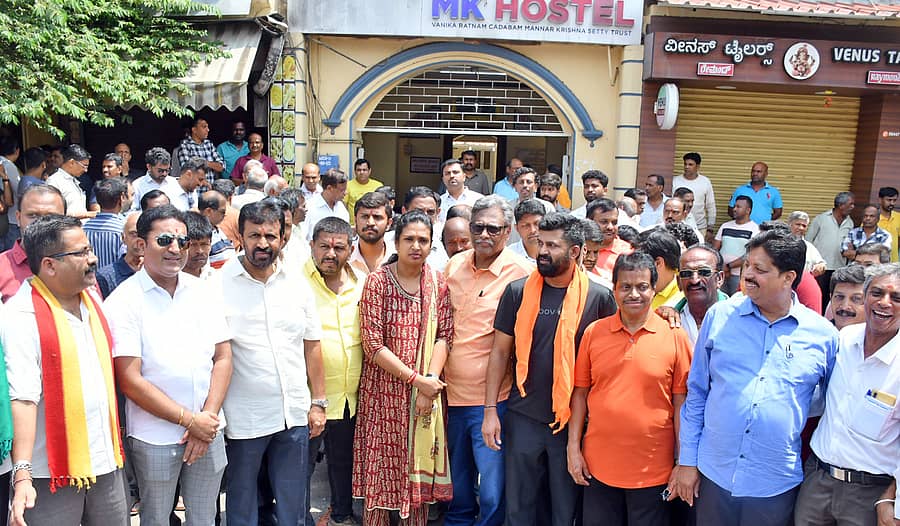 ಬಿಜೆಪಿ ನಾಯಕರು, ವಿವಿಧ ಸಂಘಟನೆಗಳ ಮುಖಂಡರು ಎಂ.ಕೆ ಹಾಸ್ಟೆಲ್ ಮುಂಭಾಗ ಪ್ರತಿಭಟಿಸಿದರು