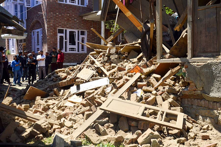 <div class="paragraphs"><p>ಎಲ್ಇಟಿ ಉಗ್ರ ಆದಿಲ್ ಹುಸೇನ್ ಥೋಕರ್ನ ಮನೆ ಸ್ಫೋಟದಲ್ಲಿ ಧ್ವಂಸಗೊಂಡಿರುವುದು –ಪಿಟಿಐ ಚಿತ್ರ</p></div>