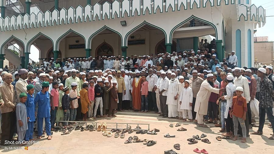 ತಿಪಟೂರು ಗಾಂಧಿನಗರದ ಮದೀನ ಮಸೀದಿಯಲ್ಲಿ ಪಹಲ್ಗಾಮ್‌ ಕೃತ್ಯ ಖಂಡಿಸಿ ಮಸೀದಿ ಮುಂಭಾಗ ಪ್ರತಿಭಟನೆ ನಡೆಸಿದರು