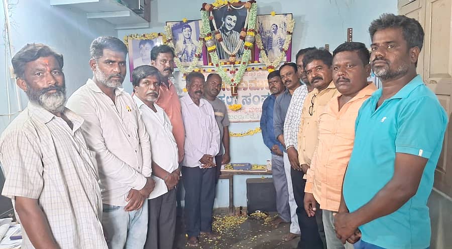 ಮಳವಳ್ಳಿಯ ಡಾ.ರಾಜಕುಮಾರ್ ಕಲಾ ಸಂಘದ ಕಚೇರಿಯಲ್ಲಿ ರಾಜಕುಮಾರ್ ಅವರ ಜನ್ಮದಿನಾಚರಣೆ ಅವರ ಜನ್ಮದಿನವನ್ನು ಆಚರಿಸಲಾಯಿತು