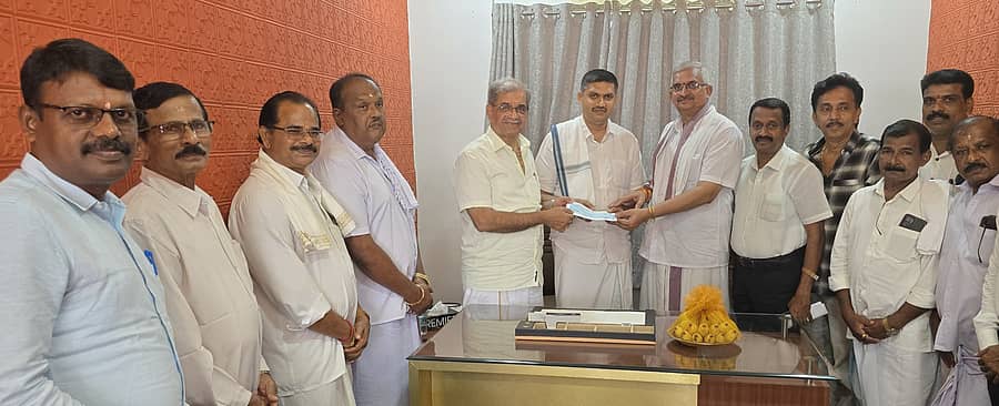 <div class="paragraphs"><p>ಉಜಿರೆಯ ಜನಾರ್ದನಸ್ವಾಮಿ ದೇವಸ್ಥಾನದ ಮುಂಭಾಗ ನಿರ್ಮಾಣಗೊಳ್ಳುತ್ತಿರುವ ‘ಕೀರ್ತಿಶೇಷ ವಿಜಯರಾಘವ ಸ್ಮಾರಕ ಗೋಪುರ’ಕ್ಕೆ ಧರ್ಮಾಧಿಕಾರಿ ಡಿ.ವೀರೇಂದ್ರ ಹೆಗ್ಗಡೆ ಅವರು ಮಂಜೂರು ಮಾಡಿದ ₹ 15 ಲಕ್ಷದ ಡಿ.ಡಿ.ಯನ್ನು ಡಿ. ಹರ್ಷೇಂದ್ರ ಕುಮಾರ್ ಅವರು ಆಡಳಿತ ಮೊಕ್ತೇಸರ ಶರತ್‌ಕೃಷ್ಣ ಪಡ್ವೆಟ್ನಾಯ ಅವರಿಗೆ ಹಸ್ತಾಂತರಿಸಿದರು.  </p></div>