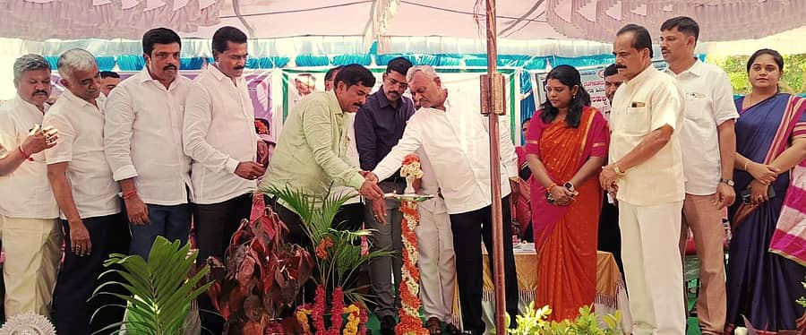 <div class="paragraphs"><p>ಜನಸ್ಪಂದನಾ ಕಾರ್ಯಕ್ರಮವನ್ನು ಶಾಸಕ ಎಸ್.ಟಿ. ಸೋಮಶೇಖರ್, ಪಂಚಾಯಿತಿ ಅಧ್ಯಕ್ಷ ಡಿ. ಆನಂದಸ್ವಾಮಿ ಉದ್ಘಾಟಿಸಿದರು. ಎಸ್.ಟಿ. ಕುಬೇರಸ್ವಾಮಿ, ಚಿಕ್ಕರಾಜು, ರೇವಣಸಿದ್ದಯ್ಯ, ಬಿಂದು, ಟಿ.ಎಲ್. ಚಂದ್ರಶೇಖರ್ ಭಾಗವಹಿಸಿದ್ದರು</p></div>