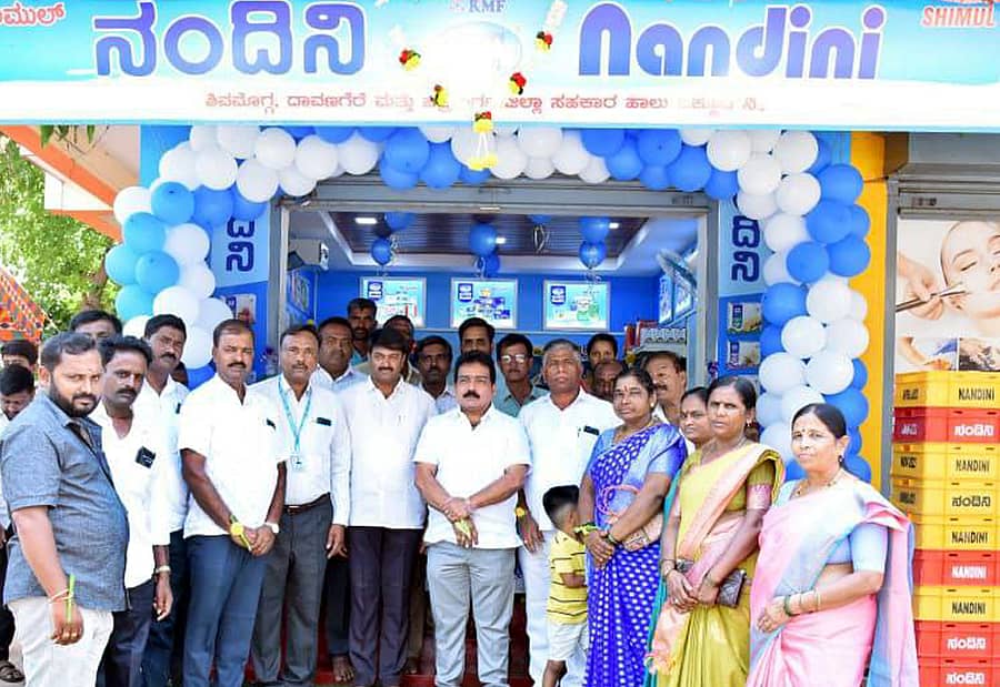 ಶಿಕಾರಿಪುರದಲ್ಲಿ ಶನಿವಾರ ಶಿಮೂಲ್ ಮಾರಾಟ ಮಳಿಗೆಯನ್ನು ಅಧ್ಯಕ್ಷ ವಿದ್ಯಾಧರ ಉದ್ಘಾಟಿಸಿದರು. ಟಿ.ಶಿವಶಂಕರಪ್ಪ, ನಾಗರಾಜಗೌಡ ಇತರರಿದ್ದಾರೆ.