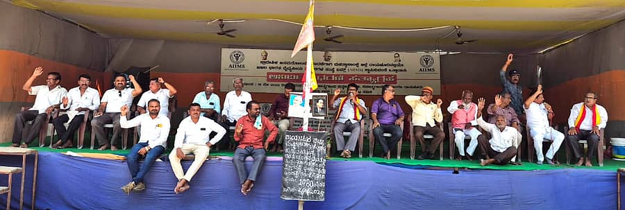 ರಾಯಚೂರಿನ ಮಹಾತ್ಮ ಗಾಂಧಿ ಕ್ರೀಡಾಂಗಣದ ಬಳಿ ರಾಯಚೂರು ಜಿಲ್ಲಾ ಏಮ್ಸ್ ಹೋರಾಟ ಸಮಿತಿ ಪದಾಧಿಕಾರಿಗಳು ಅನಿರ್ದಿಷ್ಟಾವಧಿ ಧರಣಿ ನಡೆಸಿದರು
