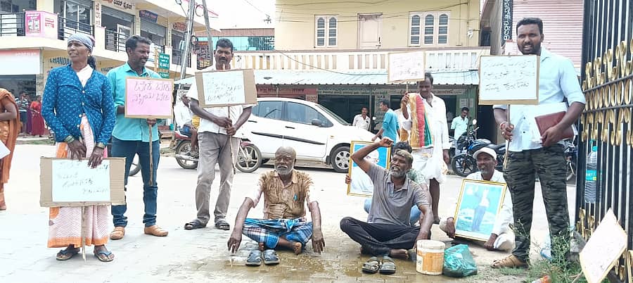 <div class="paragraphs"><p>ಪಿರಿಯಾಪಟ್ಟಣದ ತಾಲ್ಲೂಕು ಕಚೇರಿಯ ಮುಂಭಾಗ ಪ್ರತಿಭಟನಾನಿರತರು ಮೈಮೇಲೆ ಸಗಣಿ ಸುರಿದುಕೊಂಡು ಸರ್ಕಾರ ಮತ್ತು ಆಡಳಿತದ ವಿರುದ್ಧ ಘೋಷಣೆಗಳನ್ನು ಕೂಗಿ ಪ್ರತಿಭಟನೆ ನಡೆಸಿದರು. ಸಿ.ಎಸ್.ಜಗದೀಶ್, ದೊಡ್ಡಯ್ಯ, ಮೂರ್ತಿ, ರಾಮಚಂದ್ರ, ಮಹಾದೇವಮ್ಮ ಮತ್ತಿತರರು ಭಾಗವಹಿಸಿದ್ದರು</p></div>