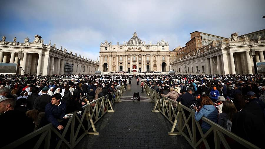 <div class="paragraphs"><p>ವ್ಯಾಟಿಕನ್ ನಗರದ ಸೇಂಟ್ ಪೀಟರ್ಸ್ ಸ್ಕ್ವೇರ್ನಲ್ಲಿ ಪೋಪ್ ಫ್ರಾನ್ಸಿಸ್ ಅವರ ಅಂತಿಮ ದರ್ಶನಕ್ಕೆ ಜನರು ಕಾದು ಕೂತಿರುವ ದೃಶ್ಯ</p></div>