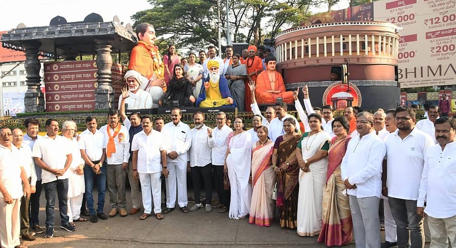 ಬೆಳಗಾವಿಗೆ ಭಾನುವಾರ ಆಗಮಿಸಿದ ‘ಅನುಭವ ಮಂಟಪ– ಶರಣರ ವೈಭವ ರಥಯಾತ್ರೆ’ಯನ್ನು ಜನಪ್ರತಿನಿಧಿಗಳು, ಅಧಿಕಾರಿಗಳು ಹಾಗೂ ವಿವಿಧ ಸಂಘಟನೆಗಳ ಮುಖಂಡರು ಸ್ವಾಗತಿಸಿದರು