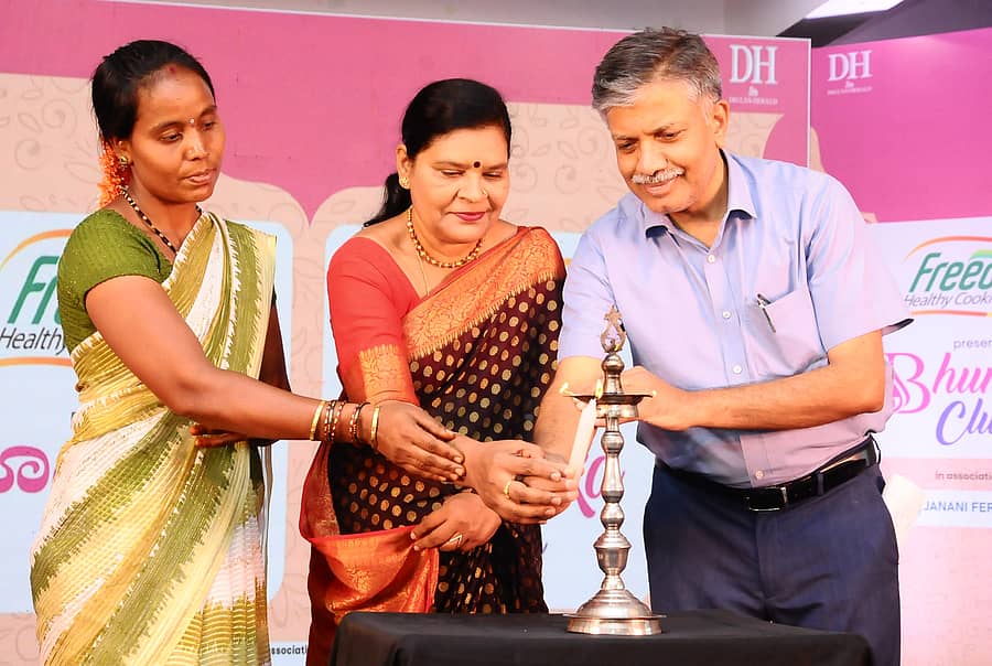 ತುಮಕೂರಿನಲ್ಲಿ ಭಾನುವಾರ ‘ಪ್ರಜಾವಾಣಿ’ ಹಾಗೂ ‘ಡೆಕ್ಕನ್ ಹೆರಾಲ್ಡ್’ ಬಳಗದ ‘ಭೂಮಿಕಾ ಕ್ಲಬ್’ ವತಿಯಿಂದ ಏರ್ಪಡಿಸಿದ್ದ ಕಾರ್ಯಕ್ರಮವನ್ನು ಲಲಿತಾ ರಘುನಾಥ್‌, ರೋಟರಿ ತುಮಕೂರು ಅಧ್ಯಕ್ಷೆ ರಾಜೇಶ್ವರಿ ರುದ್ರಪ್ಪ, ‘ಜನನಿ ಫರ್ಟಿಲಿಟಿ ಮತ್ತು ಐವಿಎಫ್‌’ ಸೆಂಟರ್ ಸಂಸ್ಥಾಪಕ ಡಾ.ನಾಗೇಶ್‌ ಉದ್ಘಾಟಿಸಿದರು