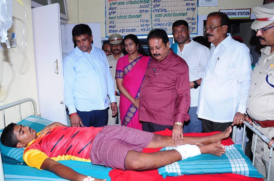 ಮಂಡ್ಯ ತಾಲ್ಲೂಕಿನ ಮಲ್ಲನಾಯಕನಕಟ್ಟೆ ಕಬಡ್ಡಿ ಟೂರ್ನಿ ವೇಳೆ ವೀಕ್ಷಕರ ಗ್ಯಾಲರಿ ಕುಸಿದು ಗಾಯಗೊಂಡು ಚಿಕಿತ್ಸೆ ಪಡೆಯುತ್ತಿರುವ ವ್ಯಕ್ತಿಗಳ ಆರೋಗ್ಯವನ್ನು ಸಚಿವ ಎನ್‌.ಚಲುವರಾಯಸ್ವಾಮಿ ವಿಚಾರಿಸಿದರು