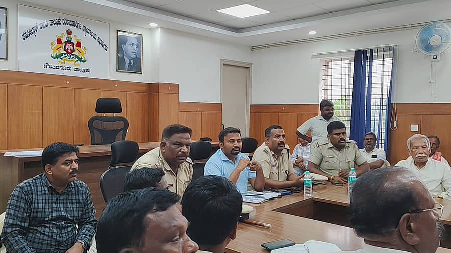 ಗೌರಿಬಿದನೂರು ನಗರದ ಪ್ರಜಾ ಸೌಧದಲ್ಲಿ ಶಾಂತಿಸಭೆ ನಡೆಯಿತು