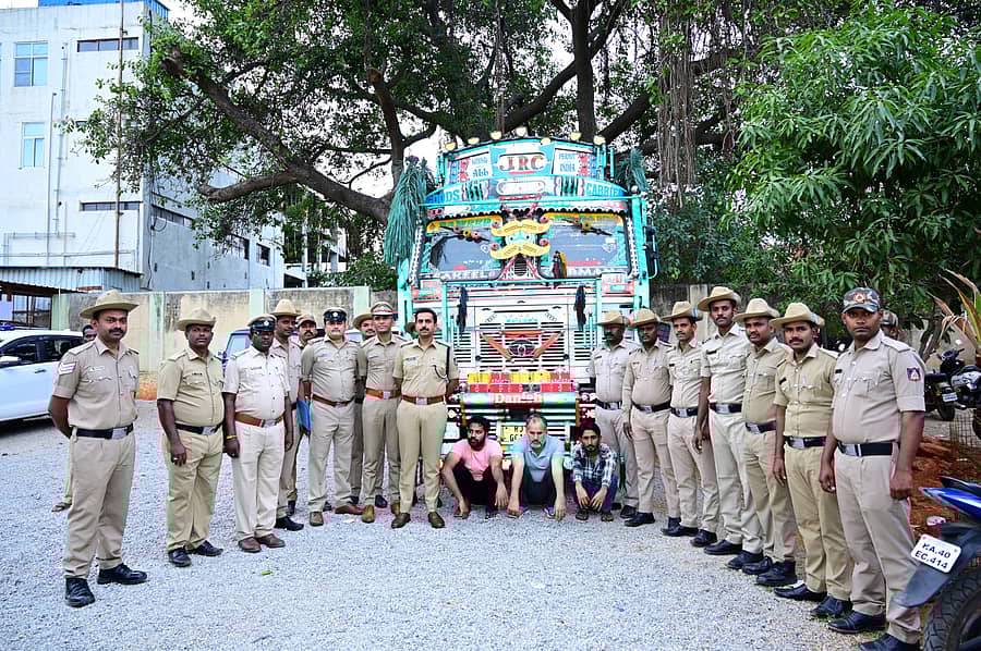 ಮೊಬೈಲ್ ಕಳ್ಳತನಕ್ಕೆ ಸಂಬಂಧಿಸಿದಂತೆ ಚಿಕ್ಕಬಳ್ಳಾಪುರ ಸಿಇಎನ್ ಪೊಲೀಸರು ವಶಕ್ಕೆ ಪಡೆದಿರುವ ಆರೋಪಿಗಳು, ಲಾರಿಯೊಂದಿಗೆ ಕಾರ್ಯಾಚರಣೆಯಲ್ಲಿ ಪಾಲ್ಗೊಂಡಿದ್ದ ಪೊಲೀಸರು
