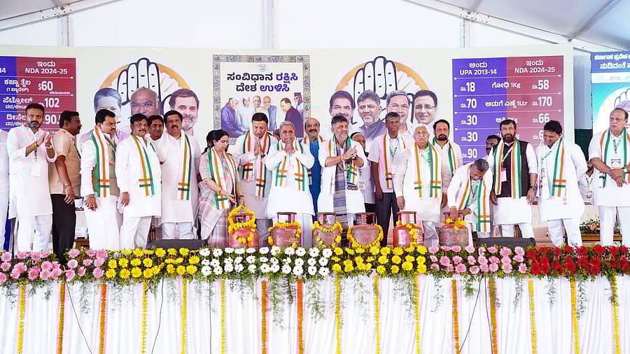 <div class="paragraphs"><p>ಎಐಸಿಸಿ, ಕೆಪಿಸಿಸಿಯಿಂದ ಬೆಳಗಾವಿಯಲ್ಲಿ ಸೋಮವಾರ ಆಯೋಜಿಸಿದ್ದ ಪ್ರತಿಭಟನಾ ಸಮಾವೇಶವನ್ನು ಲಕ್ಷ್ಮೀ ಹೆಬ್ಬಾಳಕರ, ರಣದೀಪ್‌ ಸಿಂಗ್‌ ಸುರ್ಜೇವಾಲಾ, ಸಿದ್ದರಾಮಯ್ಯ, ಡಿ.ಕೆ.ಶಿವಕುಮಾರ್, ಸತೀಶ ಜಾರಕಿಹೊಳಿ, ಎಚ್.ಕೆ.ಪಾಟೀಲ ಅವರು ಖಾಲಿ ಸಿಲಿಂಡರ್‌ಗಳಿಗೆ ಮಾಲೆ ಹಾಕಿ ವಿನೂತನವಾಗಿ ಉದ್ಘಾಟಿಸಿದರು.</p></div>