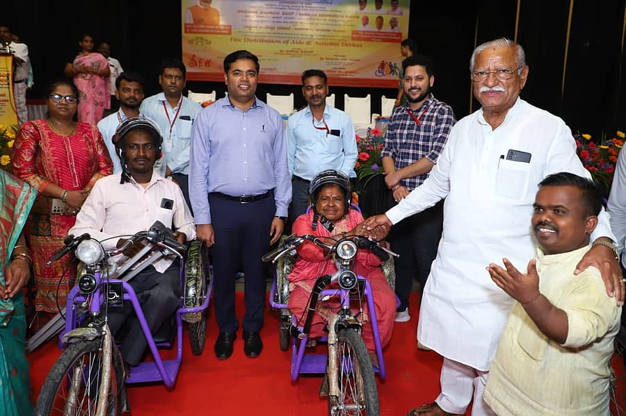 ವಿಜಯಪುರ ನಗರದ ಕಂದಗಲ್ ಶ್ರೀ ಹನುಮಂತರಾಯ ರಂಗ ಮಂದಿರದಲ್ಲಿ ಆಯೋಜಿಸಿದ್ದ ಕಾರ್ಯಕ್ರಮದಲ್ಲಿ ಸಂಸದ ರಮೇಶ ಜಿಗಜಿಣಗಿ ಅವರು ಅಂಗವಿಕಲರಿಗೆ ಉಚಿತ ಸಾಧನ ಸಲಕರಣೆಗಳ ವಿತರಿಸಿದರು