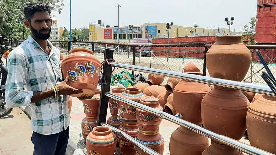 ರಾಯಚೂರಿನ ಬಸವೇಶ್ವರ ವೃತ್ತದ ಬಳಿ ಮಣ್ಣಿನ ಮಡಿಕೆಗಳನ್ನು ಮಾರಾಟ ಮಾಡುವ ಮಾನ್ವಿಯ ವ್ಯಾಪಾರಿ ವೀರೇಶ ಅವರು ಗುಜರಾತ ಮಡಿಕೆ ಪ್ರದರ್ಶಿಸುತ್ತಿರುವುದು