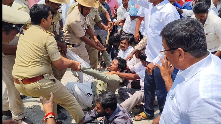 <div class="paragraphs"><p>ಚಿಕ್ಕಬಳ್ಳಾಪುರದ ಗುಡಿಬಂಡೆಯಲ್ಲಿ ಬುಧವಾರ ನಡೆದ ಪ್ರತಿಭಟನೆಯಲ್ಲಿ ಪಾಲ್ಗೊಂಡವರನ್ನು ಪೊಲೀಸರು ಚದುರಿಸಿದರು</p></div>