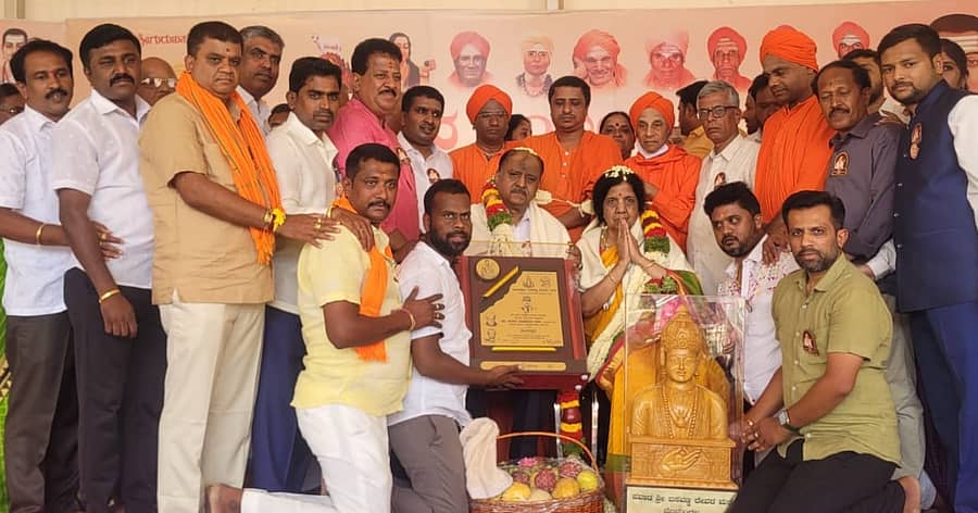 ಬಸವಣ್ಣದೇವರ ಮಠದ ಸಿದ್ದಲಿಂಗ ಶ್ರೀಗಳು ಹಾಗೂ ವಿವಿಧ ಮಠಾಧೀಶರು ಶಂಕರ ಬಿದರಿ ಅವರಿಗೆ ‘ಪವಾಡ ಶ್ರೀ’ ಪ್ರಶಸ್ತಿ ಪ್ರದಾನ ಮಾಡಿದರು.