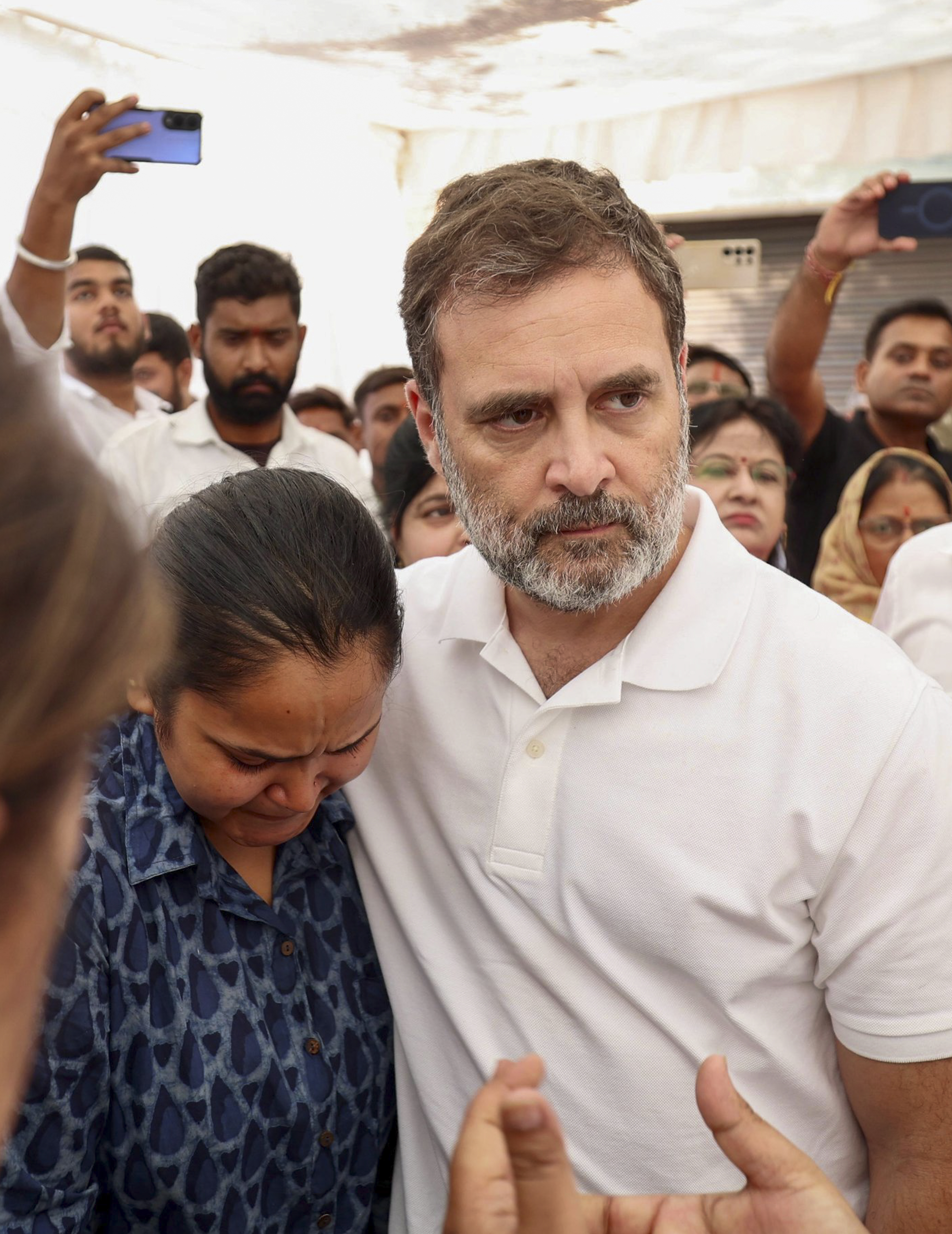 <div class="paragraphs"><p>ಉಗ್ರರ ದಾಳಿಯಲ್ಲಿ ಹತ್ಯೆಯಾದ ಕಾನ್ಪುರದ ಶುಭಂ ಅವರ ಪತ್ನಿ ಇಶಾನ್ಯ ಅವರನ್ನು ಲೋಕಸಭೆ ವಿರೋಧ ಪಕ್ಷದ ನಾಯಕ ರಾಹುಲ್ ಗಾಂಧಿ ಅವರು ಬುಧವಾರ ಭೇಟಿ ಮಾಡಿದರು </p></div>