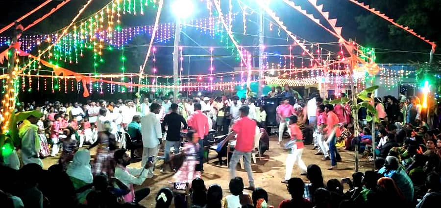 <div class="paragraphs"><p>ಕೊಡಿಗೇನಹಳ್ಳಿ ಹೋಬಳಿ ಕಾಳೇನಹಳ್ಳಿ ಗ್ರಾಮದಲ್ಲಿ ಬುಧವಾರ ರಾತ್ರಿ ನಡೆದ ಹೂವಿನ ರಥೋತ್ಸವದಲ್ಲಿ ಚಕ್ಕೆಭಜನೆ ವೀಕ್ಷಿಸಲು ಸೇರಿದ್ದ ಜನ</p></div>