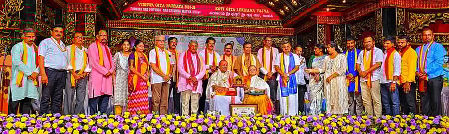 ಸಮ್ಮೇಳನಾಧ್ಯಕ್ಷ ಪಾದೆಕಲ್ಲು ವಿಷ್ಣುಭಟ್ಟ ದಂಪತಿಯನ್ನು ಸನ್ಮಾನಿಸಲಾಯಿತು