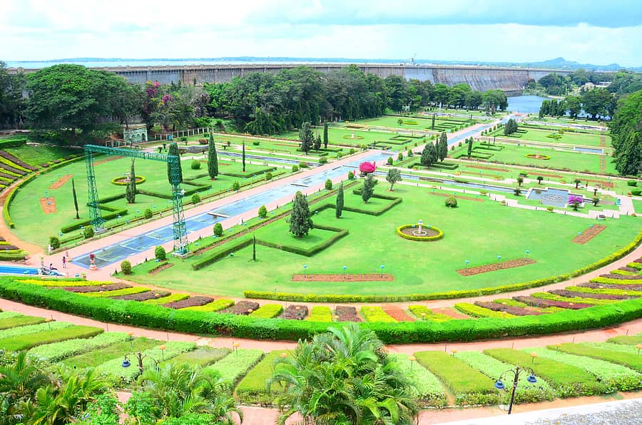 ಮಂಡ್ಯ ಜಿಲ್ಲೆಯ ಶ್ರೀರಂಗಪಟ್ಟಣ ತಾಲ್ಲೂಕಿನ ಕೆಆರ್ಎಸ್ ಅಣೆಕಟ್ಟೆಯ ಬೃಂದಾವನ ಉದ್ಯಾನ