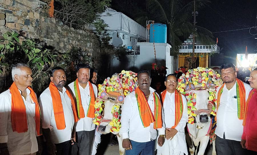 ಗುರುಮಠಕಲ್ ಪಟ್ಟಣದ ನಾಣಾಪುರ ಬಡಾವಣೆಯಲ್ಲಿ ಬುಧವಾರ ಬಸವ ಜಯಂತಿ ಅಂಗವಾಗಿ ಜರುಗಿದ ಮೆರವಣಿಗೆಯಲ್ಲಿ ರೈತರು ತಮ್ಮ ಎತ್ತುಗಳ ಮೆರವಣಿಗೆ ಆಕರ್ಷಕವಾಗಿತ್ತು.