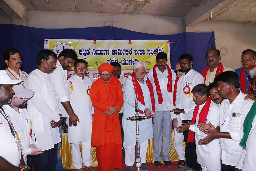 ಗದಗ ನಗರದ ಡಿಸಿ ಮಿಲ್‌ ಕಾಂಪೌಂಡ್‍ನಲ್ಲಿರುವ ಜಿಲ್ಲಾ ಕಟ್ಟಡ ನಿರ್ಮಾಣ ಕಾರ್ಮಿಕರ ಮಹಾಸಂಘದ ಕಚೇರಿಯಲ್ಲಿ ಗುರುವಾರ ನಡೆದ ಕಾರ್ಮಿಕರ ದಿನಾಚರಣೆಯನ್ನು ಸಚಿವ ಎಚ್‌.ಕೆ.ಪಾಟೀಲ ಉದ್ಘಾಟಿಸಿದರು