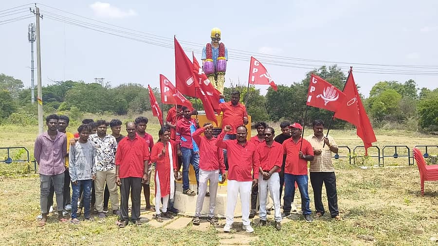 ಕೆಜಿಎಫ್ ಫೈಲೈಟ್ಸ್ ವೃತ್ತದಲ್ಲಿ ಗುರುವಾರ ನಡೆದ ಮೇ ದಿನಾಚರಣೆಯಲ್ಲಿ ಮುಖಂಡರು ಘೋಷಣೆ ಕೂಗಿದರು. ಮುಖಂಡರಾದ ಜ್ಯೋತಿಬಸು, ಶ್ರೀಕುಮಾರ್, ಮುರಳಿ ಇದ್ದರು