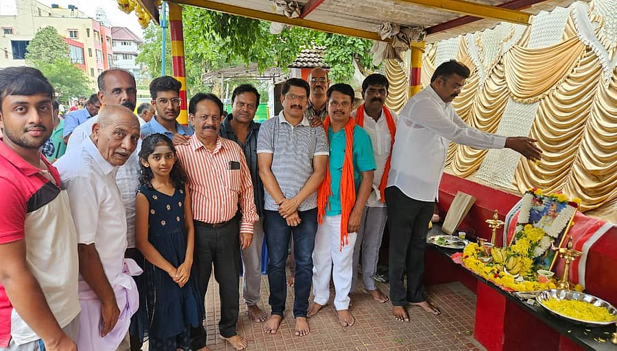 ಮಲ್ಲತ್ತಹಳ್ಳಿಯ ಐಟಿಐ ಬಡಾವಣೆಯಲ್ಲಿ ನಡೆದ ಕಾರ್ಯಕ್ರಮದಲ್ಲಿ ಬಸವಣ್ಣ ಅವರ ಭಾವಚಿತ್ರಕ್ಕೆ ಬಿಜೆಪಿ ಮುಖಂಡ ಮಲ್ಲತ್ತಹಳ್ಳಿ ಎಂ.ಮಂಜುನಾಥ್ ಪುಷ್ಪಾರ್ಚನೆ ಮಾಡಿದರು.