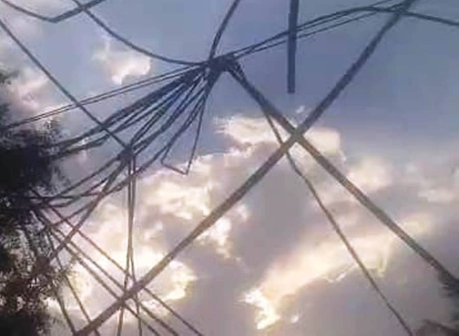 ಷ್ಟಗಿ ಬಳಿ ಸುಂಟರಗಾಳಿಗೆ ಹನಿನೀರಾವರಿ ಪೈಪ್ಗಳು ವಿದ್ಯುತ್ ತಂತಿಯ ಮೇಲೆ ಬಿದ್ದಿರುವುದು