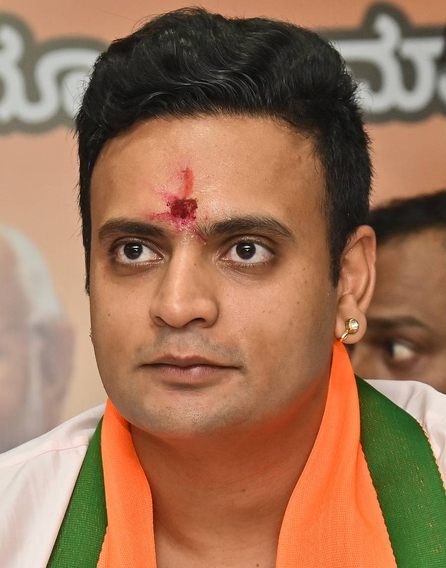 <div class="paragraphs"><p>ಯದುವೀರ್‌ ಕೃಷ್ಣದತ್ತ ಚಾಮರಾಜ ಒಡೆಯರ್‌</p></div>