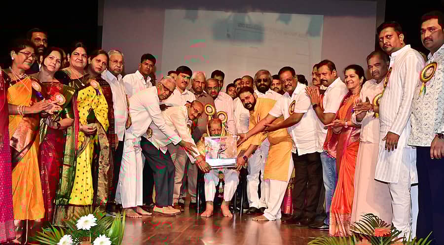 ದಾವಣಗೆರೆಯಲ್ಲಿ ಆಯೋಜಿಸಿದ್ದ ಸಮಾರಂಭದಲ್ಲಿ ಅಖಿಲ ಭಾರತ ವೀರಶೈವ ಲಿಂಗಾಯತ ಮಹಾಸಭಾ ಅಧ್ಯಕ್ಷ ಶಾಮನೂರು ಶಿವಶಂಕರಪ್ಪ ಅವರನ್ನು ಸನ್ಮಾನಿಸಲಾಯಿತು –ಪ್ರಜಾವಾಣಿ ಚಿತ್ರ