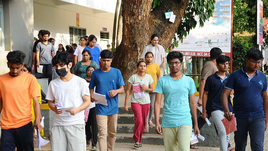 <div class="paragraphs"><p>ನೀಟ್‌ ಪರೀಕ್ಷೆ ಬರೆದಿದ್ದ ವಿದ್ಯಾರ್ಥಿಗಳು</p></div>