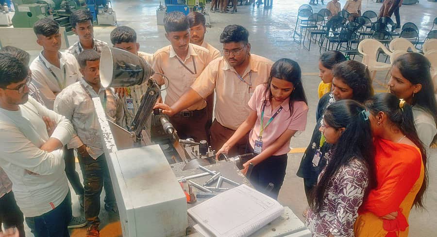 ಚಿಕ್ಕೋಡಿ ಪಟ್ಟಣದ ಹೊರವಲಯದಲ್ಲಿರುವ ಜಿಟಿಟಿಸಿ ಕೇಂದ್ರದಲ್ಲಿ ವಿದ್ಯಾರ್ಥಿಗಳು ಕಲಿಕೆಯಲ್ಲಿ ನಿರತರಾಗಿರುವುದು