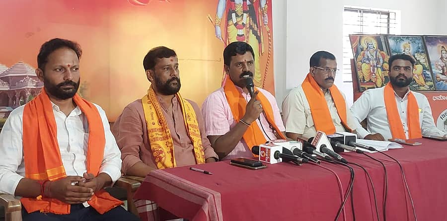 <div class="paragraphs"><p>ಪತ್ರಿಕಾಗೋಷ್ಠಿಯಲ್ಲಿ ವಿಎಚ್‌ಪಿ ನಾಯಕರು</p></div>