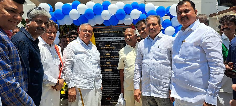 <div class="paragraphs"><p>ಟ್ರಕ್ ಟರ್ಮಿನಲ್ ಉದ್ಘಾಟಿಸಿದ ಸಚಿವ ರಾಮಲಿಂಗಾ ರೆಡ್ಡಿ</p></div>