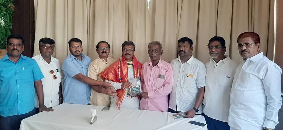 <div class="paragraphs"><p>ವಿಜಯಪುರದಲ್ಲಿ ಸೋಮವಾರ ದಲಿತ ಮುಖಂಡ ಮಾವಳ್ಳಿ ಶಂಕರ್‌ ಅವರಿಗೆ ಸಾಹಿತಿ ಅನಿಲ್‌ ಹೊಸಮನಿ ಅವರು ಅಂಬೇಡ್ಕರ್‌ ಅವರ ಭಾಷಣ ಆಧಾರಿತ ‘ಶಿಕ್ಷಣ, ವಿದ್ಯಾರ್ಥಿ, ಯುವಜನ’ ಪುಸ್ತಕ ನೀಡಿ ಗೌರವಿಸಿದರು. ಚನ್ನು ಕಟ್ಟಿಮನಿ, ರಮೇಶ ಕೌಲಗಿ, ಸೋಮು ರಣದಿವೆ, ಮಲ್ಲು ಜಾಲಗೇರಿ, ಸೋಮನಾಥ ಕಳ್ಳಿಮನಿ, ಎಸ್‌.ಎಂ.ಪಾಟೀಲ ಗಣಿಹಾರ ಇದ್ದಾರೆ </p></div>