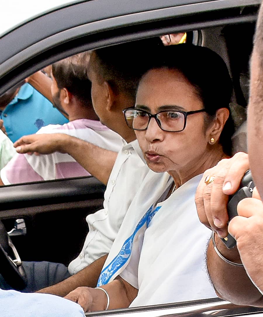 <div class="paragraphs"><p>ಇತ್ತೀಚೆಗೆ ಹಿಂಸಾಚಾರ ನಡೆದ ಮುರ್ಷಿದಾಬಾದ್‌ಗೆ ಪಶ್ಚಿಮ ಬಂಗಾಳ ಮುಖ್ಯಮಂತ್ರಿ ಮಮತಾ ಬ್ಯಾನರ್ಜಿ ಸೋಮವಾರ ಭೇಟಿ ನೀಡಿ, ಪರಿಶೀಲನೆ ನಡೆಸಿದರು </p></div>