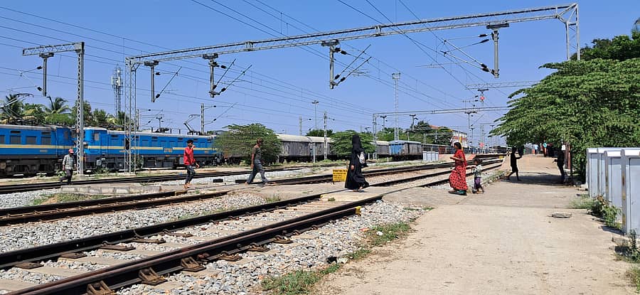 ಹರಿಹರ ರೈಲು ನಿಲ್ದಾಣದ ಟ್ರಾಲಿ ಪಥದಲ್ಲಿ ಸೋಮವಾರ ಹಳಿ ದಾಟಿದ ಜನರು