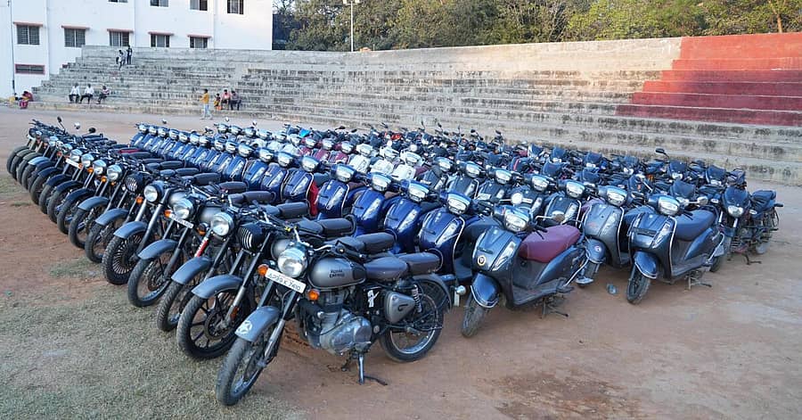 ಆರೋಪಿಗಳಿಂದ ಪೊಲೀಸರು ವಶಪಡಿಸಿಕೊಂಡ ದ್ವಿಚಕ್ರ ವಾಹನಗಳು.