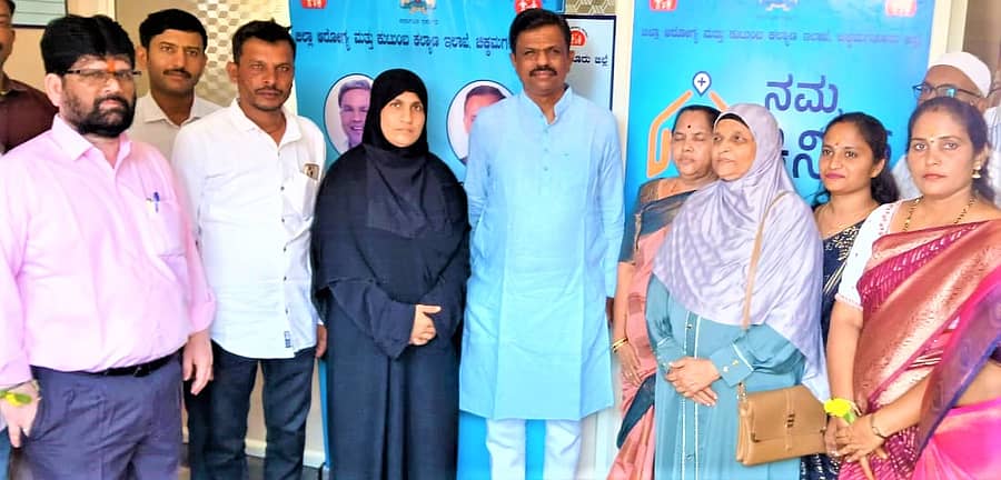 ಆರೋಗ್ಯ ಮತ್ತು ಕುಟುಂಬ ಕಲ್ಯಾಣ ಸೇವೆಗಳ ಇಲಾಖೆ ವತಿಯಿಂದ ಪಟ್ಟಣದ ಎಂ.ಜಿ. ಹಾಲ್‌ನಲ್ಲಿ ನೂತನವಾಗಿ ಆರಂಭಿಸಿರುವ ನಮ್ಮ ಕ್ಲಿನಿಕ್ ಕೇಂದ್ರವನ್ನು ಶಾಸಕ ಜಿ.ಹೆಚ್. ಶ್ರೀನಿವಾಸ್ ಉದ್ಘಾಟಿಸಿದರು.