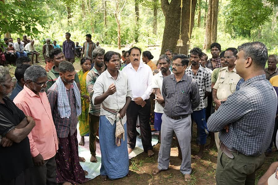ಆದಿವಾಸಿಗಳೊಂದಿಗೆ ಅಧಿಕಾರಿಗಳು ಮಂಗಳವಾರ ಮಾತುಕತೆ ನಡೆಸಿದರು