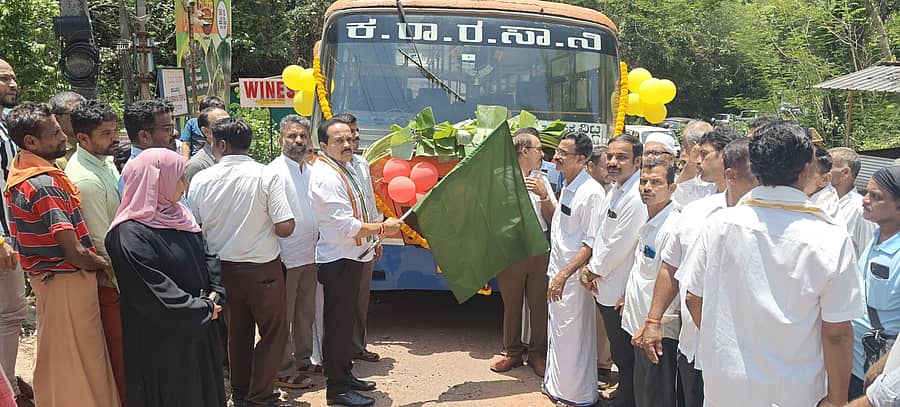 ಪುತ್ತೂರಿನಿಂದ ಕೇರಳದ ಕಾಟುಕುಕ್ಕೆಗೆ ಆರಂಭಿಸಲಾದ ಕೆಎಸ್‌ಆರ್‌ಟಿಸಿ ಬಸ್ ಸಂಚಾರಕ್ಕೆ ಶಾಸಕ ಅಶೋಕ್‌ಕುಮಾರ್ ರೈ ಮಂಗಳವಾರ ಚಾಲನೆ ನೀಡಿದರು